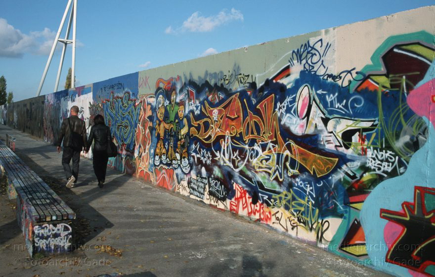 Berlin. Prenzlauer Berg. Mauerpark. Graffity an der Mauer der Sportanlage.
November 1999. Berlin. Prenzlauer Berg. Mauerpark. Graffity an der Mauer der Sportanlage.
Schlüsselwörter: Berlin;Deutschland;Germany;Graffity;Mauerpark;Pankow;1999;Prenzlauer Berg