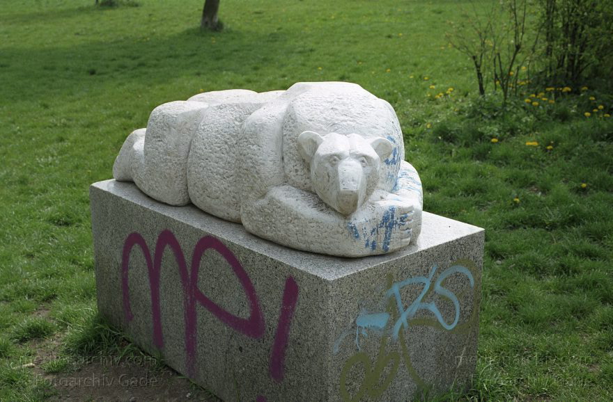 Berlin. Prenzlauer Berg. Pankow. Mauerpark. Skulptur. Liegender Bär.
Mai 2005. Berlin. Prenzlauer Berg. Pankow. Mauerpark. Skulptur. Liegender Bär.
Schlüsselwörter: Berlin;Deutschland;Germany;Mauerpark;Pankow;2002;Prenzlauer Berg