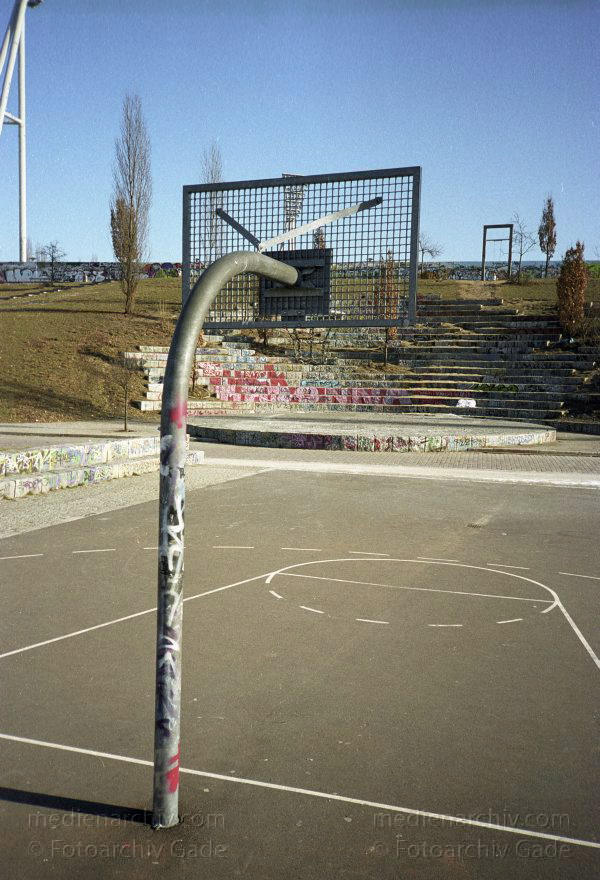 Berlin. (Pankow) Prenzlauer Berg. Mauerpark. Winter
Februar 2003. Berlin (Pankow) Prenzlauer Berg. Mauerpark. Winter. Baskeball
Schlüsselwörter: Basketball;Berlin;Deutschland;Germany;Mauerpark;Pankow;Prenzlauer Berg;PrenzlauerBerg;2003;Winter
