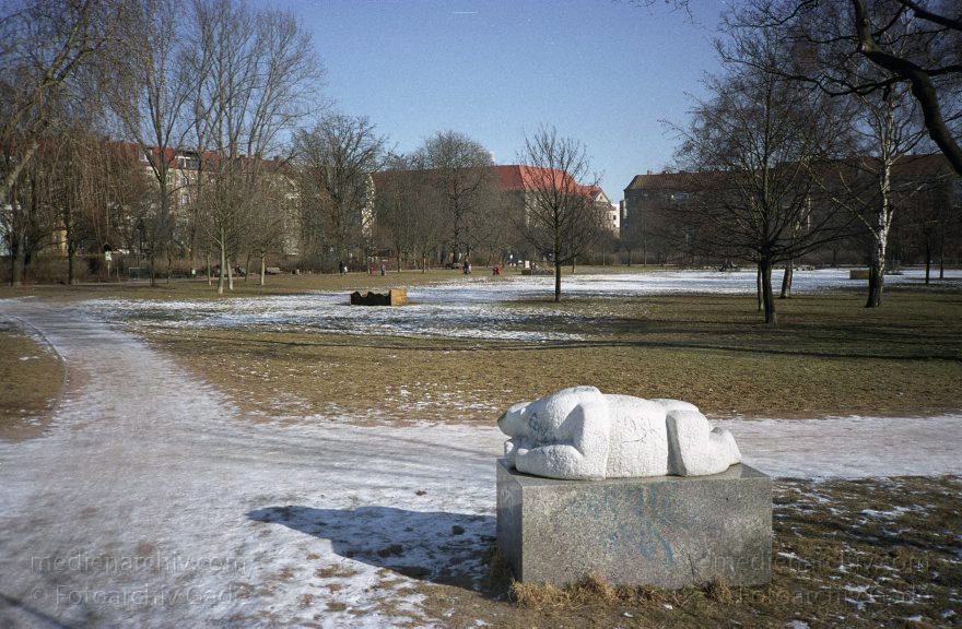 Berlin. (Pankow) Prenzlauer Berg. Mauerpark. Winter
Februar 2003. Berlin (Pankow) Prenzlauer Berg. Mauerpark. Winter
Schlüsselwörter: Berlin;Deutschland;Germany;Mauerpark;Pankow;Prenzlauer Berg;PrenzlauerBerg;2003;Winter
