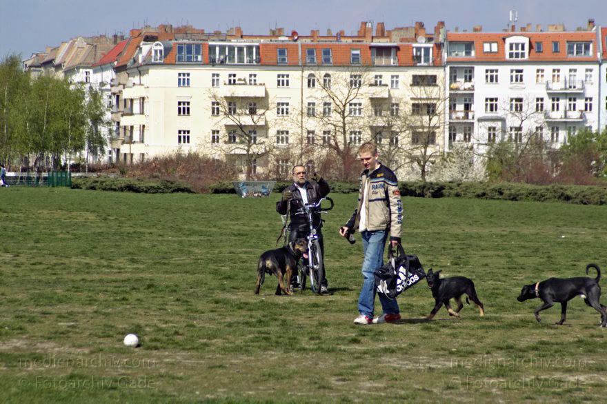 Berlin. Pankow. Prenzlauer Berg. Mauerpark
22. 4. 2005. Berlin. Pankow. Prenzlauer Berg. Mauerpark. Menschen mit Hunden
Schlüsselwörter: Berlin;Deutschland;Germany;Hunde;Mauerpark;Pankow;2005;Prenzlauer Berg