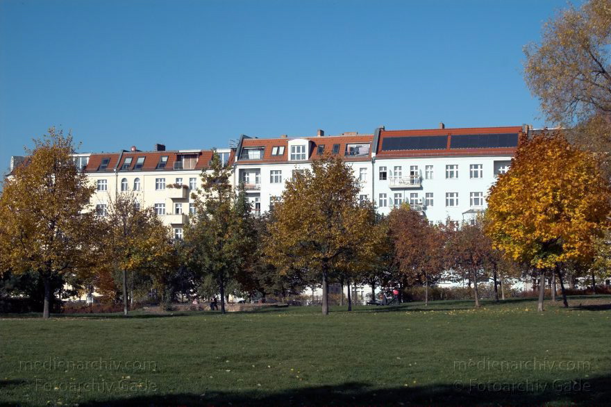 Berlin. Pankow. Prenzlauer Berg. Mauerpark. Herbstlaub an den Bäumen.
28. 10. 2005. Berlin. Pankow. Prenzlauer Berg. Mauerpark. Herbstlaub an den Bäumen.
Schlüsselwörter: Berlin;Deutschland;Germany;Herbst;Mauerpark;Pankow;2005;Prenzlauer Berg