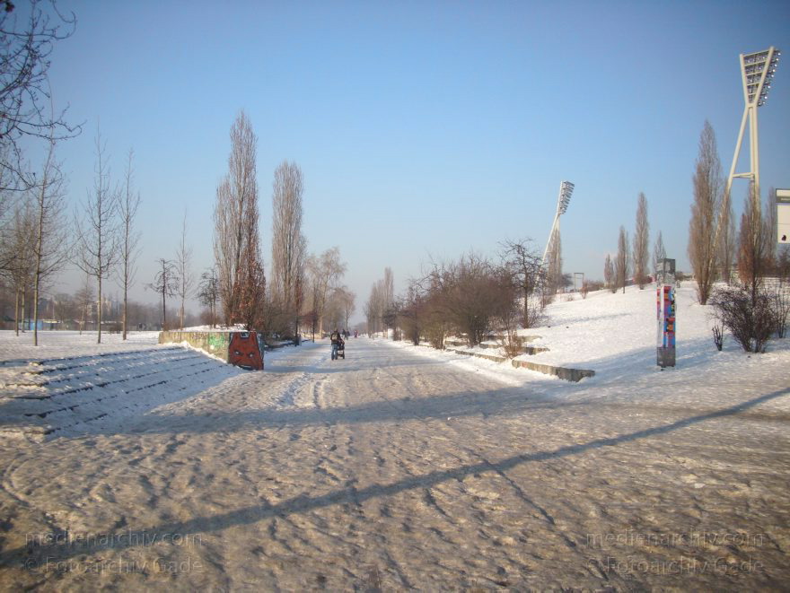 Berlin. Pankow. Prenzlauer Berg. Mauerpark im Winter. Schnee. Eis
26. 1. 2010. Berlin. Pankow. Prenzlauer Berg. Mauerpark im Winter. Schnee. Eis
Schlüsselwörter: Berlin;Deutschland;Eis;Germany;Mauerpark;Pankow;Prenzlauer Berg;Schnee;2010;Winter