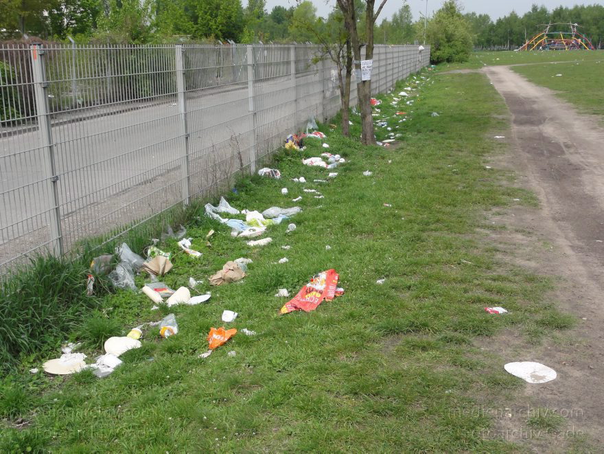 Berlin. Pankow. Prenzlauer Berg. Müll im Mauerpark. Hier feiern Jugendliche und lassen ihren Müll liegen.
27. 4. 2011. Berlin. Pankow. Prenzlauer Berg. Müll im Mauerpark. Hier feiern Jugendliche und lassen ihren Müll liegen.
Schlüsselwörter: Berlin;Deutschland;Germany;Mauerpark;Müll;Pankow;2011;Prenzlauer Berg