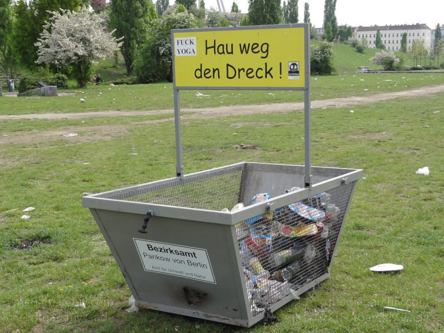 Berlin. Pankow. Prenzlauer Berg. Müll im Mauerpark. Hier feiern Jugendliche und lassen ihren Müll liegen.
27. 4. 2011. Berlin. Pankow. Prenzlauer Berg. Müll im Mauerpark. Hier feiern Jugendliche und lassen ihren Müll liegen.
Schlüsselwörter: Berlin;Deutschland;Germany;Mauerpark;Müll;Pankow;2011;Prenzlauer Berg