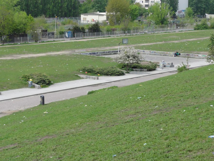 Berlin. Pankow. Prenzlauer Berg. Müll im Mauerpark. Hier feiern Jugendliche und lassen ihren Müll liegen.
27. 4. 2011. Berlin. Pankow. Prenzlauer Berg. Müll im Mauerpark. Hier feiern Jugendliche und lassen ihren Müll liegen.
Schlüsselwörter: Berlin;Deutschland;Germany;Mauerpark;Müll;Pankow;2011;Prenzlauer Berg