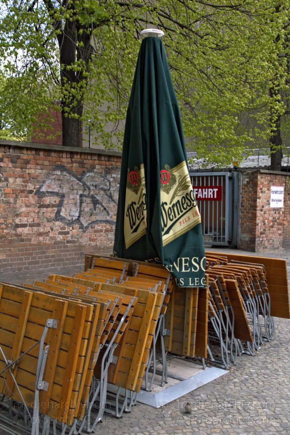 Berlin. Pankow. Prenzlauer Berg. Oderberger Straße
22. 4. 2005. Berlin. Pankow. Prenzlauer Berg. Oderberger Straße. Sonnenschirm. Restaurant
Schlüsselwörter: Berlin;Deutschland;Germany;Oderberger Straße;Pankow;Prenzlauer Berg;Restaurant;2005;Sonnenschirm