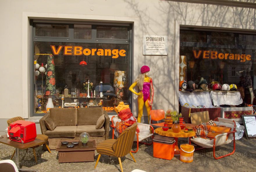 Berlin. Pankow. Prenzlauer Berg. Trödelladen mit er Jahre Kitsch in der Oderbergerstraße.
26. 3. 2007. Berlin. Pankow. Prenzlauer Berg. Trödelladen mit 70'er Jahre Kitsch in der Oderberger Straße.
Schlüsselwörter: Berlin;Deutschland;Germany;Oderberger Straße;Pankow;Prenzlauer Berg;2007;VEB Orange