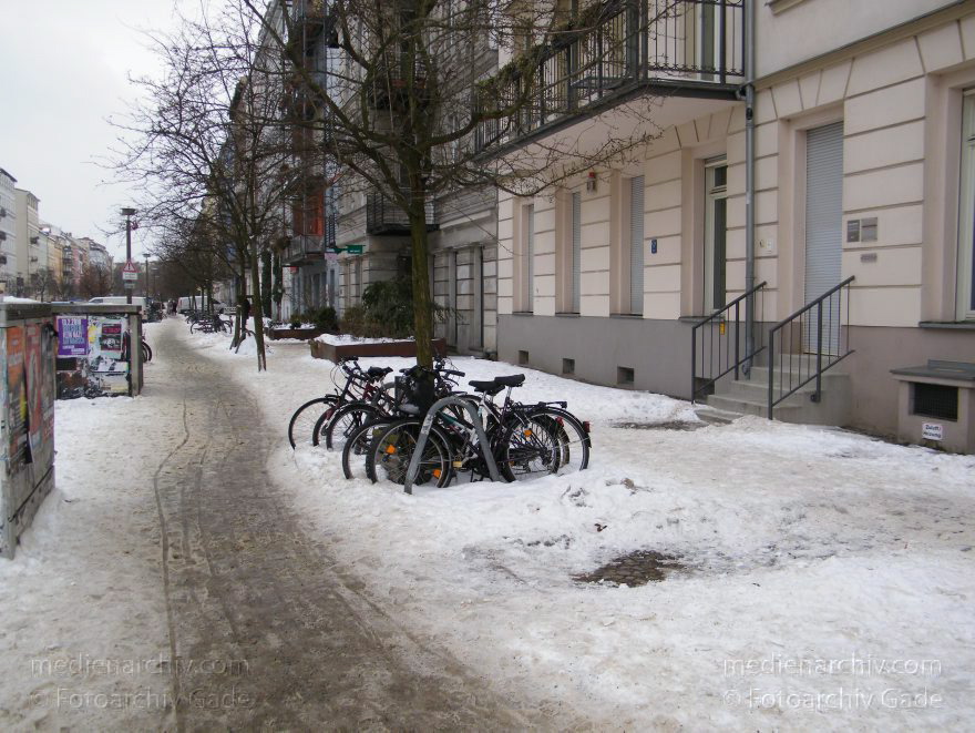Berlin. Pankow. Prenzlauer Berg. Oderbergerstraße im Winter. Schnee. Eis. Fahrräder. Fahrrad
2010. Berlin. Pankow. Prenzlauer Berg. Oderberger Straße im Winter. Schnee. Eis. Fahrräder. Fahrrad
Schlüsselwörter: Berlin;Deutschland;Eis;Fahrrad;Fahrräder;Germany;Oderberger Straße;Pankow;Prenzlauer Berg;Schnee;2010;Winter