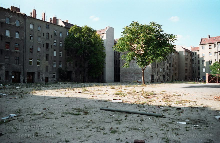 Berlin. Prenzlauer Berg. Hinterhöfe im desolaten Zustand.
21. September 1991. Berlin. Prenzlauer Berg. Hinterhöfe im desolaten Zustand.
Schlüsselwörter: Deutschland;Germany;Pankow;Berlin;Prenzlauer Berg