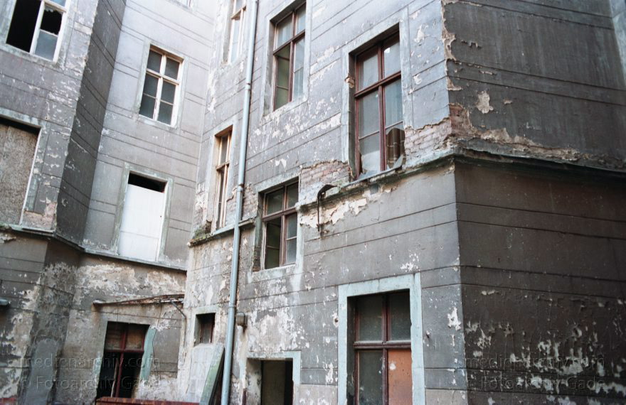 Berlin. Prenzlauer Berg. Hinterhöfe im desolaten Zustand.
21. September 1991. Berlin. Prenzlauer Berg. Hinterhöfe im desolaten Zustand.
Schlüsselwörter: Berlin;Deutschland;Germany;Hinterhof;Pankow;1991;Prenzlauer Berg