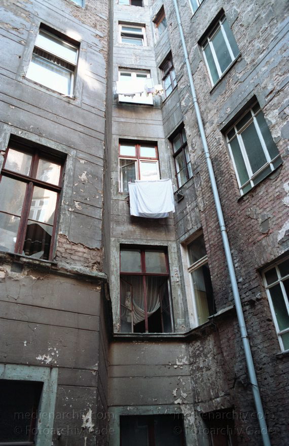 Berlin. Prenzlauer Berg. Hinterhöfe im desolaten Zustand.
21. September 1991. Berlin. Prenzlauer Berg. Hinterhöfe im desolaten Zustand.
Schlüsselwörter: Berlin;Deutschland;Germany;Hinterhof;Pankow;1991;Prenzlauer Berg