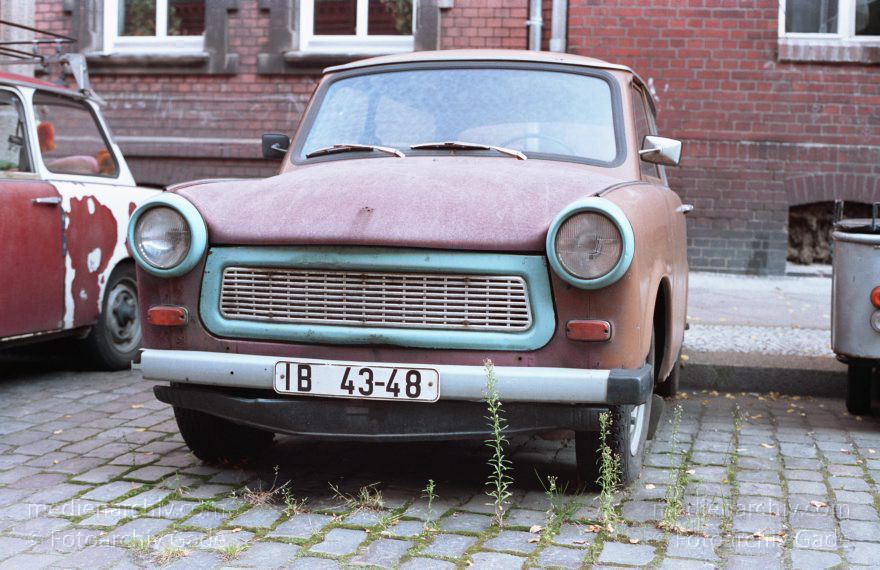 Berlin. Prenzlauer Berg. Parkendes Auto: Trabant
21. September 1991. Berlin. Prenzlauer Berg. Parkendes Auto: Trabant
Schlüsselwörter: Berlin;Deutschland;Germany;Pankow;Prenzlauer Berg;Trabant;1991;Trabbi
