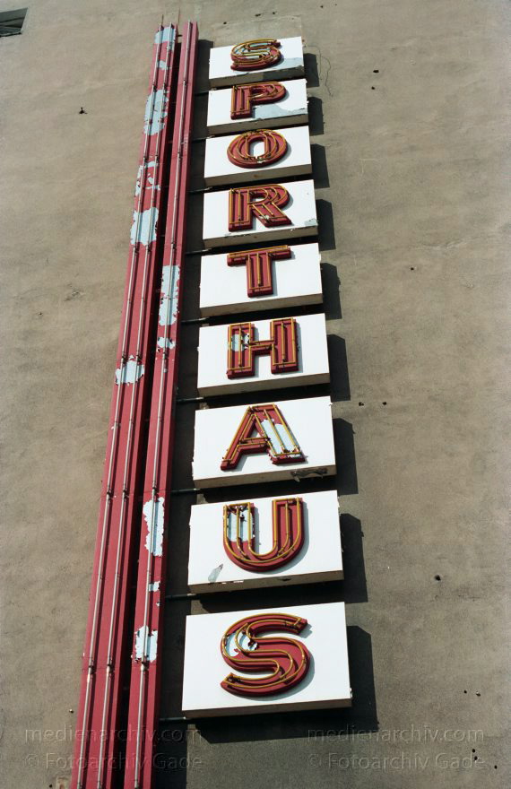 Berlin. Prenzlauer Berg. Sporthaus an der Schönhauser Allee
21. September 1991. Berlin. Prenzlauer Berg. Sporthaus an der Schönhauser Allee
Schlüsselwörter: Berlin;Deutschland;Germany;Pankow;Prenzlauer Berg;Schönhauser Allee;1991;Sporthaus