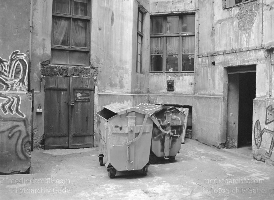Berlin. Prenzlauer Berg. Hinterhof eines Wohnhauses mit Mülltonne. Mietkaserne
20. 7. 1992. Berlin. Prenzlauer Berg. Hinterhof eines Wohnhauses mit Mülltonne. Mietkaserne
Schlüsselwörter: Berlin;Deutschland;Germany;Hinterhof;Mülltonne;Pankow;1992;Prenzlauer Berg