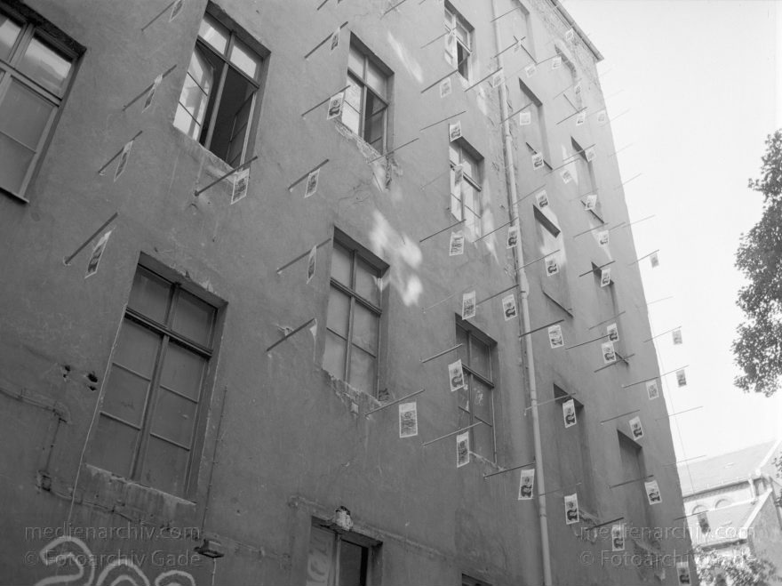 Berlin. Prenzlauer Berg. Kopien von Geldscheinen als Fähnchen an einer Hausfassade. Politische Kunst
20. 7. 1992. Berlin. Prenzlauer Berg. Kopien von Geldscheinen als Fähnchen an einer Hausfassade. Politische Kunst
Schlüsselwörter: Berlin;Deutschland;Geldscheine;Germany;Kunst;Pankow;1992;Prenzlauer Berg