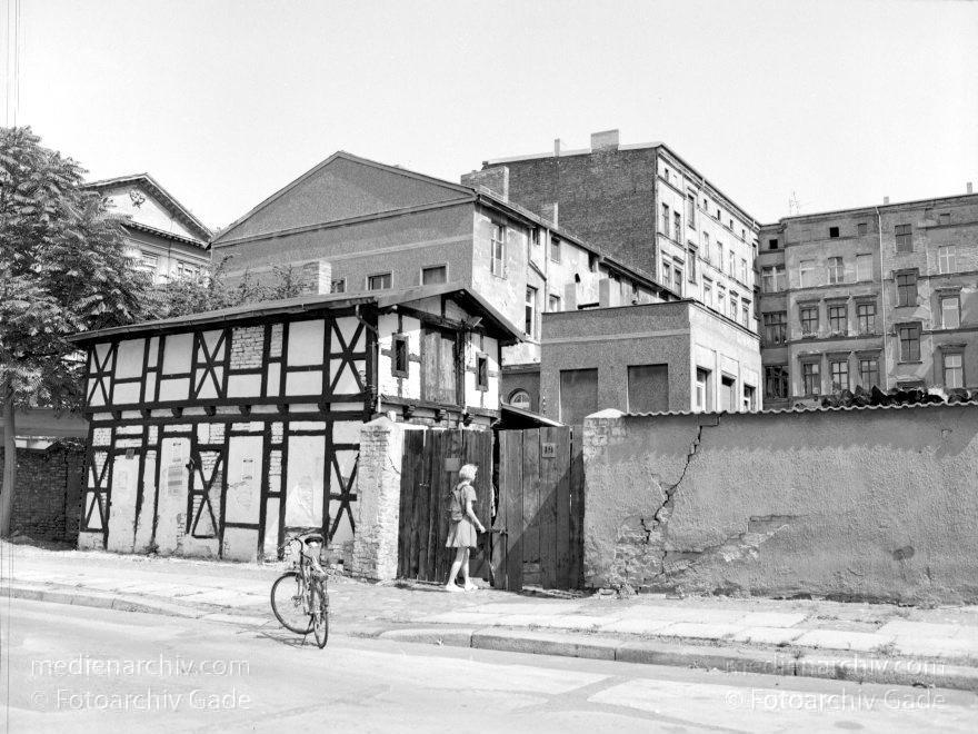 Berlin. Prenzlauer Berg.
1992. Berlin. Prenzlauer Berg.
Schlüsselwörter: Berlin;Deutschland;Germany;Pankow;1992;Prenzlauer Berg