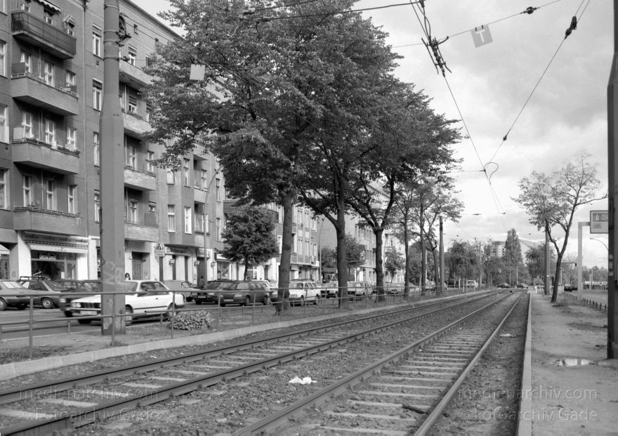 Berlin. Prenzlauer Berg
September 1993. Berlin. Prenzlauer Berg. Dimitroffstraße (Heute: Danziger Straße) Schienen. Gleise
Schlüsselwörter: Danziger Straße;Deutschland;Dimitroffstraße;Germany;Pankow;Berlin;Prenzlauer Berg