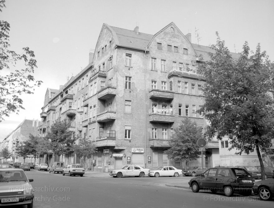 Berlin. Prenzlauer Berg
September 1993. Berlin. Prenzlauer Berg
Schlüsselwörter: Berlin;Deutschland;Germany;Mietskaserne;Pankow;Prenzlauer Berg;Altbau;Wohnhaus