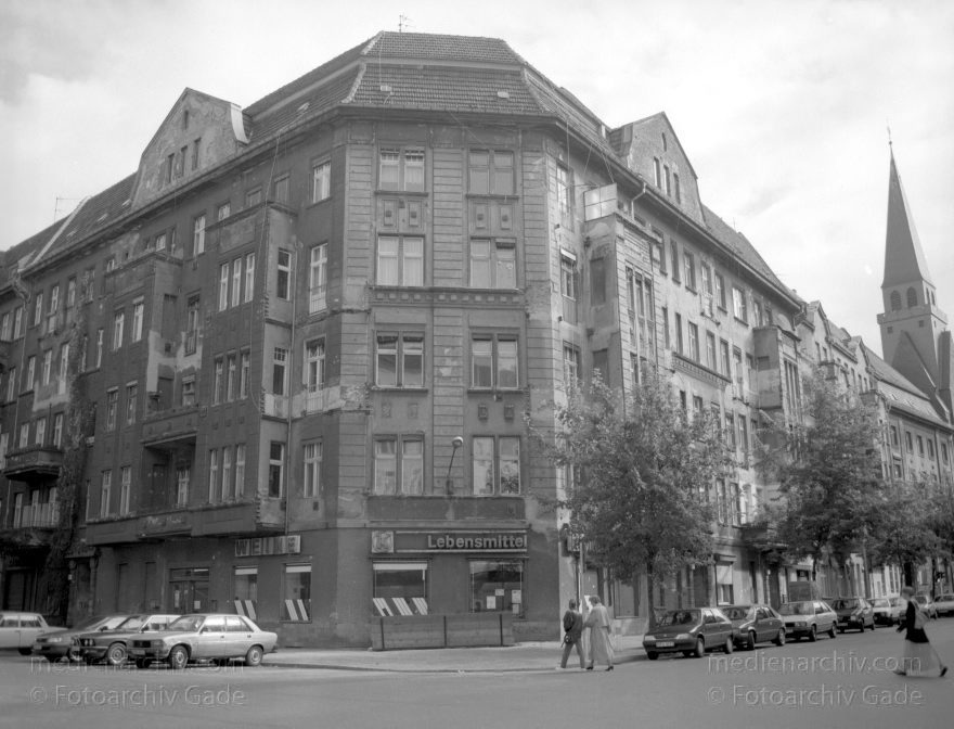 Berlin. Prenzlauer Berg
September 1993. Berlin. Prenzlauer Berg. Senefelder Straße. Wohnhaus. Kirche
Schlüsselwörter: Berlin;Deutschland;Germany;Kirche;Mietskaserne;Pankow;Prenzlauer Berg;Senefelder Straße;Altbau;Wohnhaus