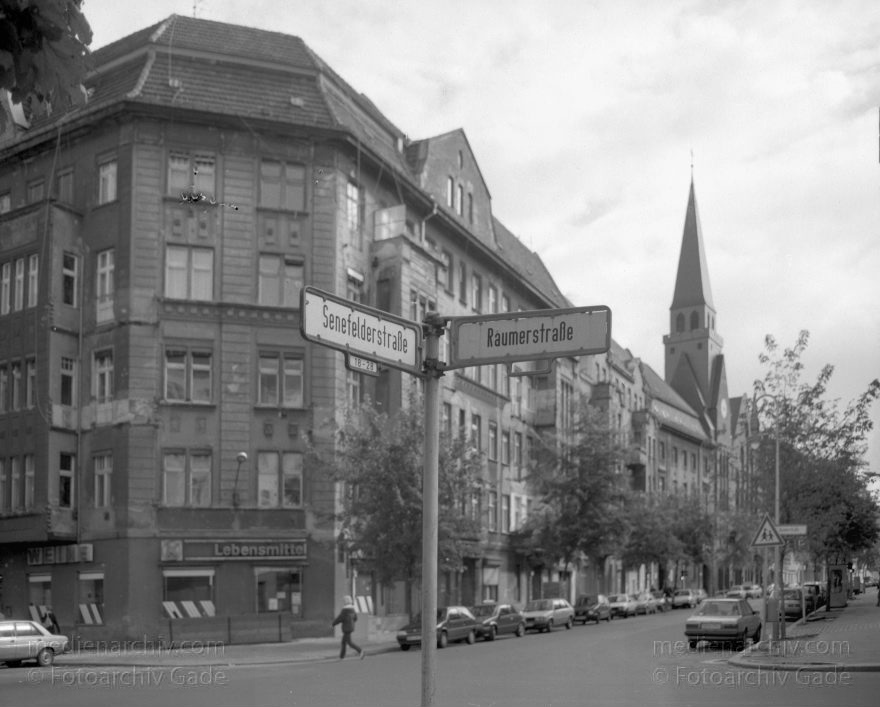 Berlin. Prenzlauer Berg
September 1993. Berlin. Prenzlauer Berg. Senefelder Straße. Wohnhaus. Kirche
Schlüsselwörter: Berlin;Deutschland;Germany;Kirche;Mietskaserne;Pankow;Prenzlauer Berg;Senefelder Straße;Altbau;Wohnhaus