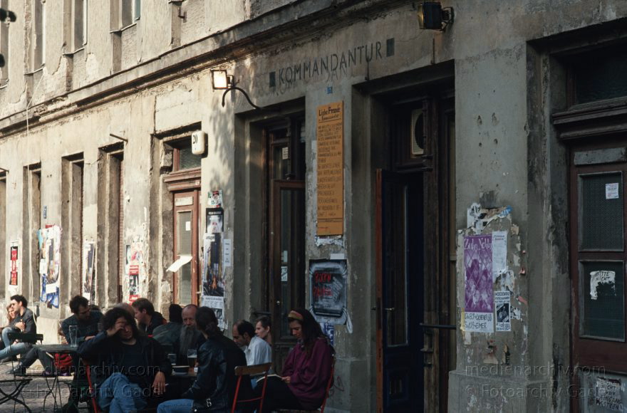 Berlin. Prenzlauer Berg. Knaackstraße. Restaurant Kommandantur
1996. Berlin. Prenzlauer Berg. Knaackstraße. Restaurant Kommandantur
Schlüsselwörter: Berlin;Café;Deutschland;Germany;Knaackstraße;Kommandantur;1996;Restaurant