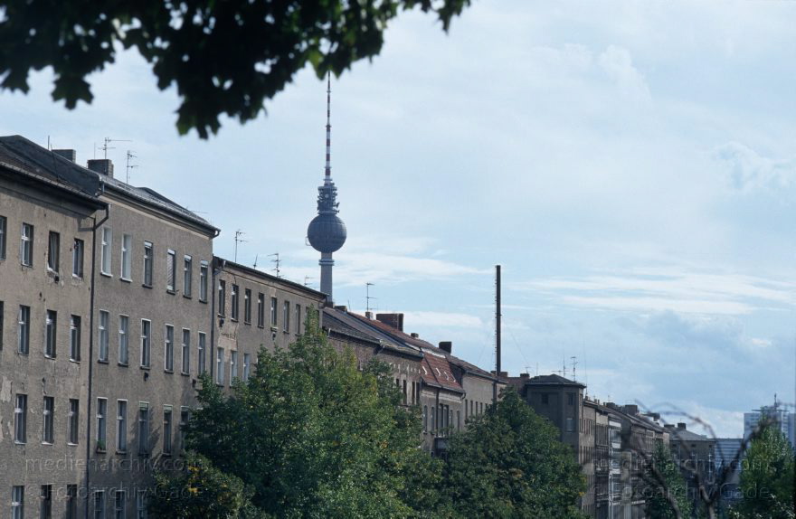 Berlin. Prenzlauer Berg. Blick zum Fernsehturm
1996. Berlin. Prenzlauer Berg. Blick zum Fernsehturm
Schlüsselwörter: Berlin;Deutschland;Fernsehturm;Germany;Pankow;1996;Prenzlauer Berg