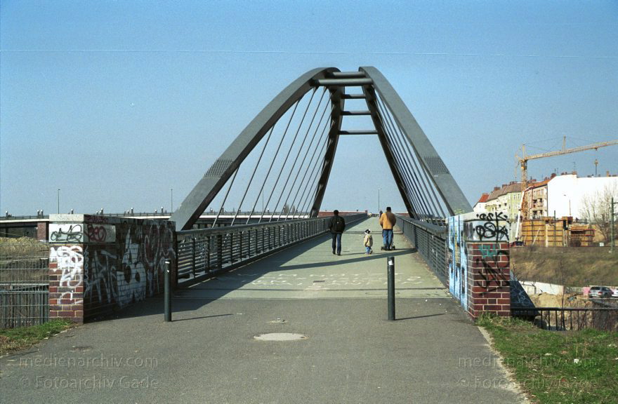 Berlin. Pankow. Prenzlauer Berg. Schwedterstraße. Brücke über dem S-Bahngelände
28. März 2002. Berlin. Pankow. Prenzlauer Berg. Schwedter Straße. Brücke über dem S-Bahngelände
Schlüsselwörter: Berlin;Deutschland;Germany;Pankow;Prenzlauer Berg;2002;Schwedter Straße