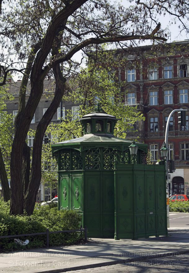 Berlin. Prenzlauer Berg. Schönhauser Allee. Senefelder Platz. Pissoir.
April 2007. Berlin. Prenzlauer Berg. Schönhauser Allee. Senefelder Platz. Pissoir. CAfe Achteck
Schlüsselwörter: Berlin;Cafe Achteck;Deutschland;Germany;Pankow;Pissoir;Prenzlauer Berg;Schönhauser Allee;2007;Senefelder Platz