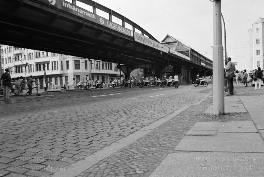 DDR. Berlin. OstBerlin. Prenzlauer Berg. Schönhauser Allee. Dimitroffstr
September 1988. DDR. Berlin. Ostberlin. Prenzlauer Berg. Schönhauser Allee. Dimitroffstraße (Heute: Danziger Straße) Hochbahn. U-Bahn. Ein Konvoi mit Polizeibegleitung.
Schlüsselwörter: Berlin;Danziger Straße;DDR;Deutschland;Dimitroffstraße;Germany;Hochbahn;Ostberlin;Pankow;Prenzlauer Berg;Schönhauser Allee;1988;U-Bahn