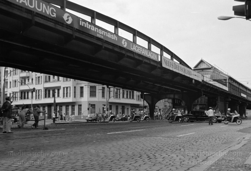 DDR. Berlin. OstBerlin. Prenzlauer Berg. Schönhauser Allee. Dimitroffstr
September 1988. DDR. Berlin. Ostberlin. Prenzlauer Berg. Schönhauser Allee. Dimitroffstraße (Heute: Danziger Straße) Hochbahn. U-Bahn. Ein Konvoi mit Polizeibegleitung.
Schlüsselwörter: Berlin;Danziger Straße;DDR;Deutschland;Dimitroffstraße;Germany;Hochbahn;Ostberlin;Pankow;Prenzlauer Berg;Schönhauser Allee;1988;U-Bahn