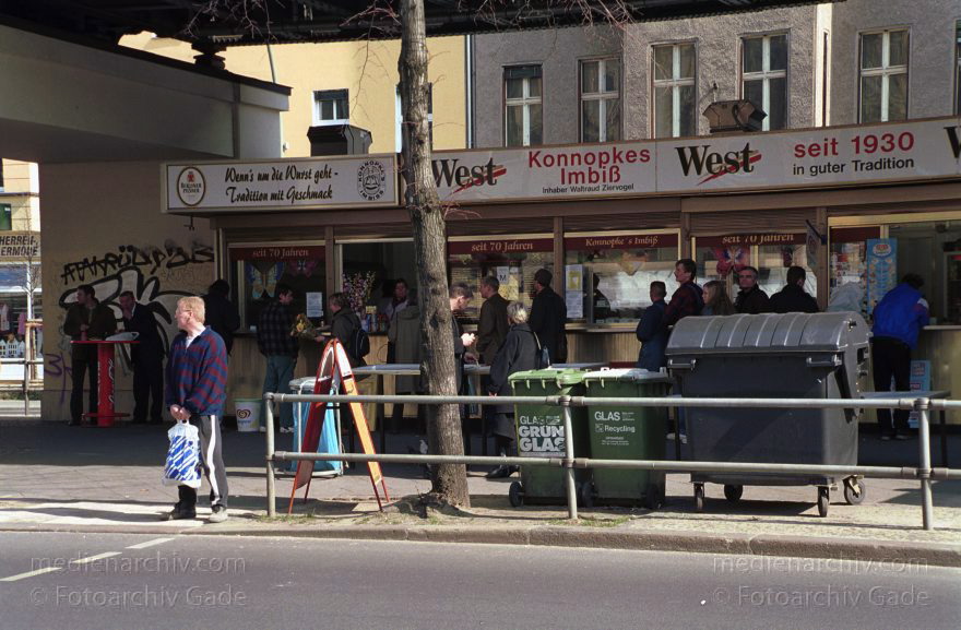 Berlin. Prenzlauer Berg. Schönhauser Allee. Imbiss Konnopke unter der U-Bahn
März 2002. Berlin. Prenzlauer Berg. Schönhauser Allee. Imbiss Konnopke unter der U-Bahn
Schlüsselwörter: Berlin;Deutschland;Germany;Imbiss;Konnopke;Pankow;Prenzlauer Berg;2002;Schönhauser Allee