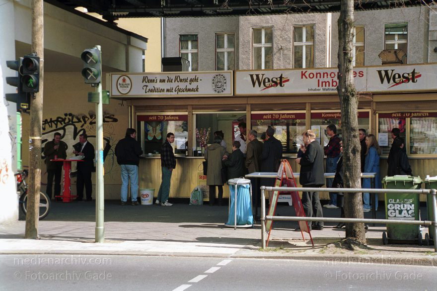 Berlin. Prenzlauer Berg. Schönhauser Allee. Imbiss Konnopke unter der U-Bahn
März 2002. Berlin. Prenzlauer Berg. Schönhauser Allee. Imbiss Konnopke unter der U-Bahn
Schlüsselwörter: Berlin;Deutschland;Germany;Imbiss;Konnopke;Pankow;Prenzlauer Berg;2002;Schönhauser Allee