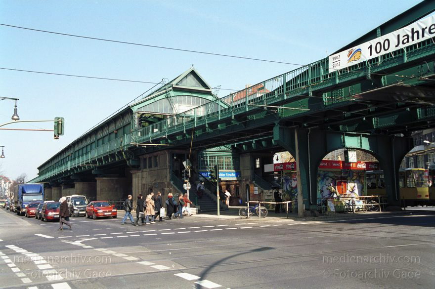 Berlin. Prenzlauer Berg. Schönhauser Allee. U-Bahn
März 2002. Berlin. Prenzlauer Berg. Schönhauser Allee. U-Bahn auf Ebene über der Straße. U-Bahnhof
Schlüsselwörter: Bahnhof;Berlin;Deutschland;Germany;Pankow;Prenzlauer Berg;Schönhauser Allee;Station;2002;U-Bahn