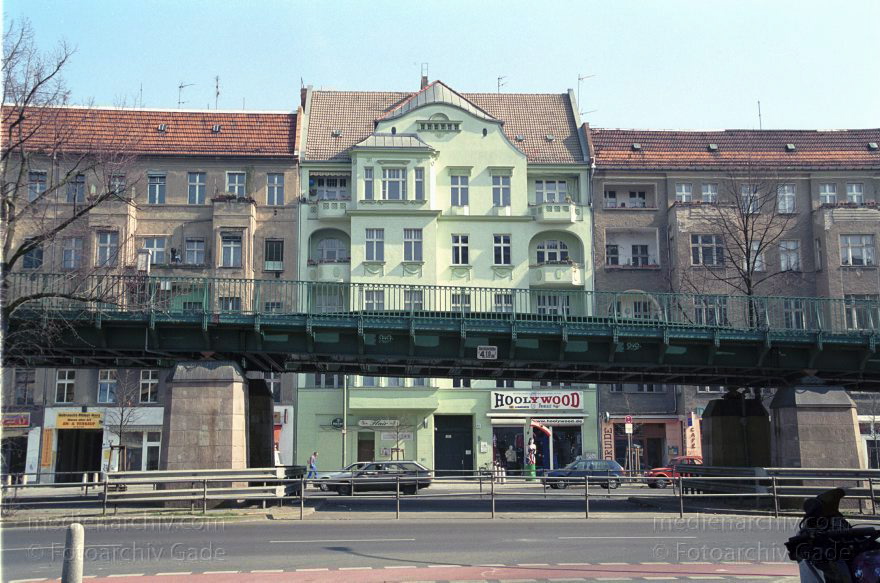 Berlin. Prenzlauer Berg. Schönhauser Allee. U-Bahn
März 2002. Berlin. Prenzlauer Berg. Schönhauser Allee. U-Bahn auf Ebene über der Straße
Schlüsselwörter: Berlin;Deutschland;Germany;Pankow;Prenzlauer Berg;Schönhauser Allee;2002;U-bahn