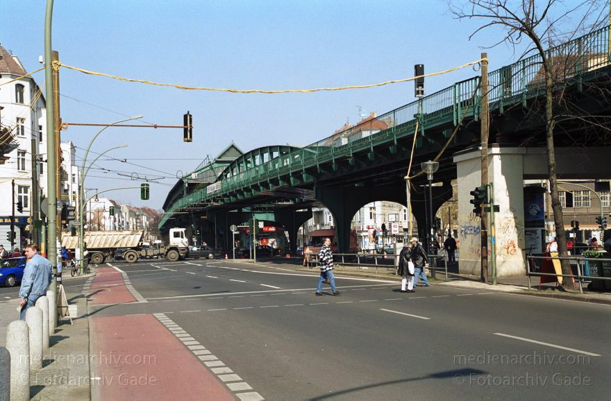 Berlin. Prenzlauer Berg. Schönhauser Allee. U-Bahn
März 2002. Berlin. Prenzlauer Berg. Schönhauser Allee. U-Bahn auf Ebene über der Straße
Schlüsselwörter: Berlin;Deutschland;Germany;Pankow;Prenzlauer Berg;Schönhauser Allee;2002;U-Bahn