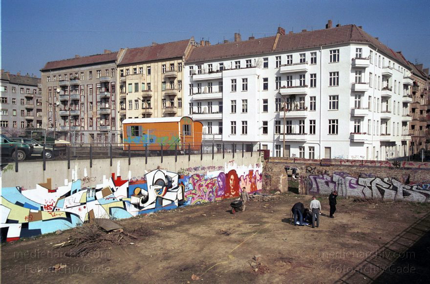 Berlin. Pankow. Prenzlauer Berg. Schwedterstraße. Abschnitt des Mauerparks
28. März 2002. Berlin. Pankow. Prenzlauer Berg. Schwedter Straße. Abschnitt des Mauerparks
Schlüsselwörter: Berlin;Deutschland;Germany;Pankow;Prenzlauer Berg;2002;Schwedter Straße