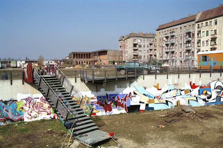 Berlin. Pankow. Prenzlauer Berg. Schwedterstraße. Abschnitt des Mauerparks
28. März 2002. Berlin. Pankow. Prenzlauer Berg. Schwedter Straße. Abschnitt des Mauerparks
Schlüsselwörter: Berlin;Deutschland;Germany;Pankow;Prenzlauer Berg;2002;Schwedter Straße