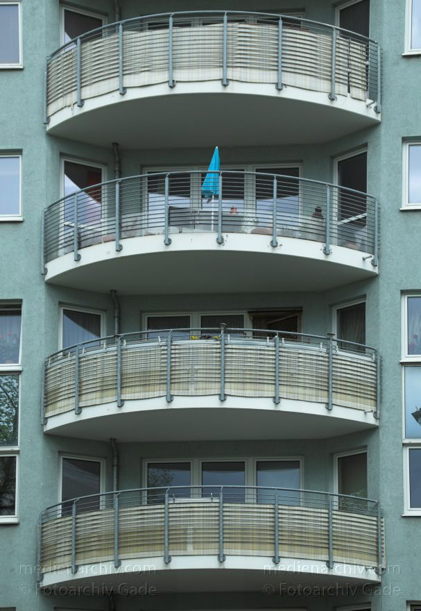 Berlin. Prenzlauer Berg. Schwedterstraße. Grenze zwischen Mitte und Pankow
27. 4. 2010. Berlin. Prenzlauer Berg. Schwedter Straße. Hier verläuft die Grenze zwischen Mitte und Pankow. Balkons an Hausfassaden.
Schlüsselwörter: Balkons;Berlin;Deutschland;Germany;Hausfassaden;Pankow;Prenzlauer Berg;2010;Schwedter Straße