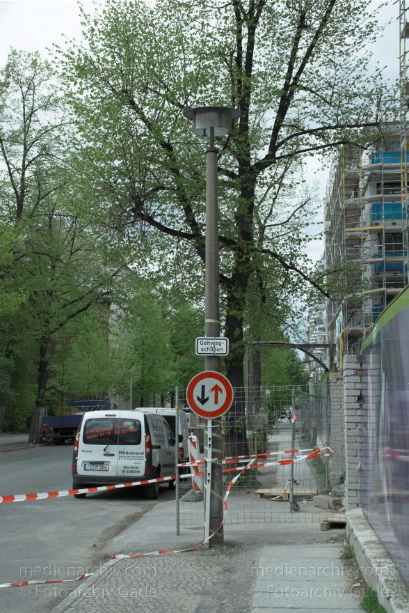 Berlin. Prenzlauer Berg. Schwedterstraße. Grenze zwischen Mitte und Pankow. Strassenlaterne aus der DDR.
27. 4. 2010. Berlin. Prenzlauer Berg. Schwedter Straße. Hier verläuft die Grenze zwischen Mitte und Pankow. Strassenlaterne aus der DDR.
Schlüsselwörter: Berlin;Deutschland;Germany;Pankow;Prenzlauer Berg;Schwedter Straße;2010;Strassenlaterne