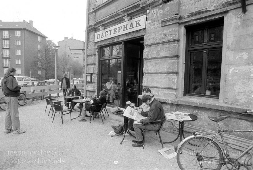 Berlin. Prenzlauer Berg. Restaurant Pasternack
1994. Berlin. Prenzlauer Berg. Restaurant Pasternack. Ecke Knaackstraße Rykestraße.
Schlüsselwörter: Berlin;Cafe;Deutschland;Fahrrad;Germany;Pankow;Pasternack;Prenzlauer Berg;1994;Restaurant