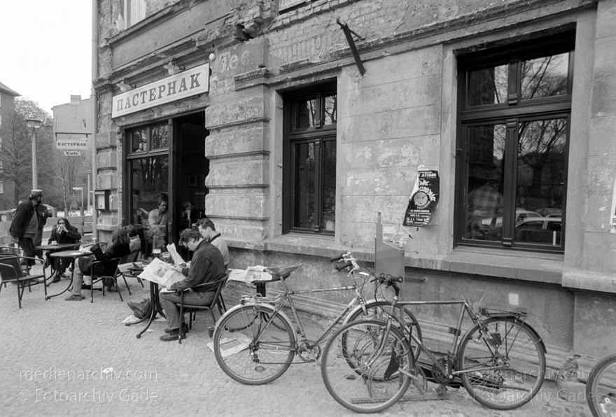 Berlin. Prenzlauer Berg. Restaurant Pasternack
1994. Berlin. Prenzlauer Berg. Restaurant Pasternack. Ecke Knaackstraße Rykestraße.
Schlüsselwörter: Berlin;Cafe;Deutschland;Fahrrad;Germany;Pankow;Pasternack;Prenzlauer Berg;1994;Restaurant