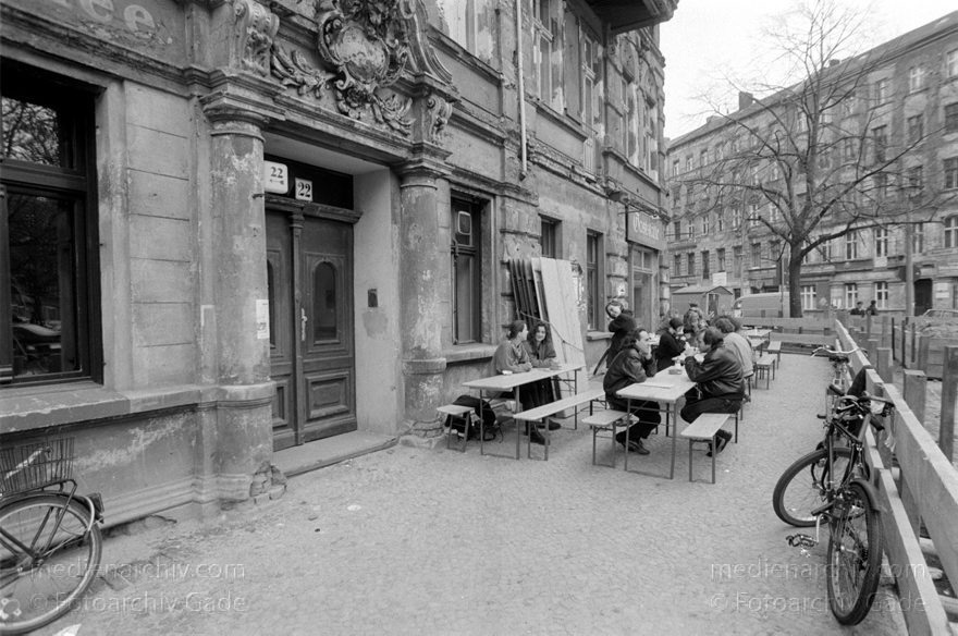 Berlin. Prenzlauer Berg. Restaurant Pasternack
1994. Berlin. Prenzlauer Berg. Restaurant Pasternack. Ecke Knaackstraße Rykestraße.
Schlüsselwörter: Berlin;Cafe;Deutschland;Germany;Pankow;Pasternack;Prenzlauer Berg;1994;Restaurant