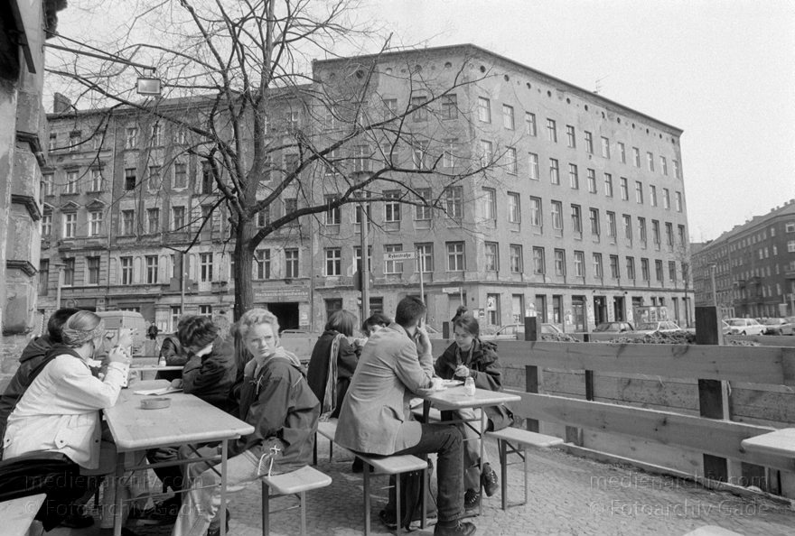 Berlin. Prenzlauer Berg. Restaurant Pasternack
1994. Berlin. Prenzlauer Berg. Restaurant Pasternack. Ecke Knaackstraße Rykestraße.
Schlüsselwörter: Am Wasserturm;Berlin;Cafe;Deutschland;Germany;Pankow;Pasternack;Prenzlauer Berg;1994;Restaurant