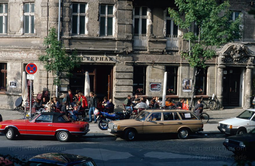 Berlin. Nähe Kollwitzplatz. Knaackstraße Ecke Rykestraße
September 1994. Berlin. Nähe Kollwitzplatz. Knaackstraße Ecke Rykestraße. Restaurant Pasternak. Cafe. Parkende Autos am Straßenrand
Schlüsselwörter: Autos;Berlin;Cafe;Deutschland;Germany;Pankow;parken;Pasternak;Prenzlauer Berg;1994;Restaurant