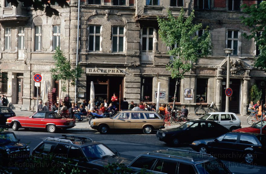 Berlin. Nähe Kollwitzplatz. Knaackstraße Ecke Rykestraße
September 1994. Berlin. Nähe Kollwitzplatz. Knaackstraße Ecke Rykestraße. Restaurant Pasternak. Cafe. Parkende Autos am Straßenrand
Schlüsselwörter: Autos;Berlin;Cafe;Deutschland;Germany;Pankow;parken;Pasternak;Prenzlauer Berg;1994;Restaurant