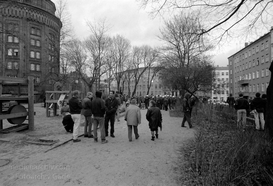 Berlin. Prenzlauer Berg. Wasserturmplatz. Demonstration
Januar 1995. Berlin. Prenzlauer Berg. Wasserturmplatz. Demonstration
Schlüsselwörter: Berlin;Demonstration;Deutschland;Germany;Pankow;Prenzlauer Berg;1995;Wasserturmplatz