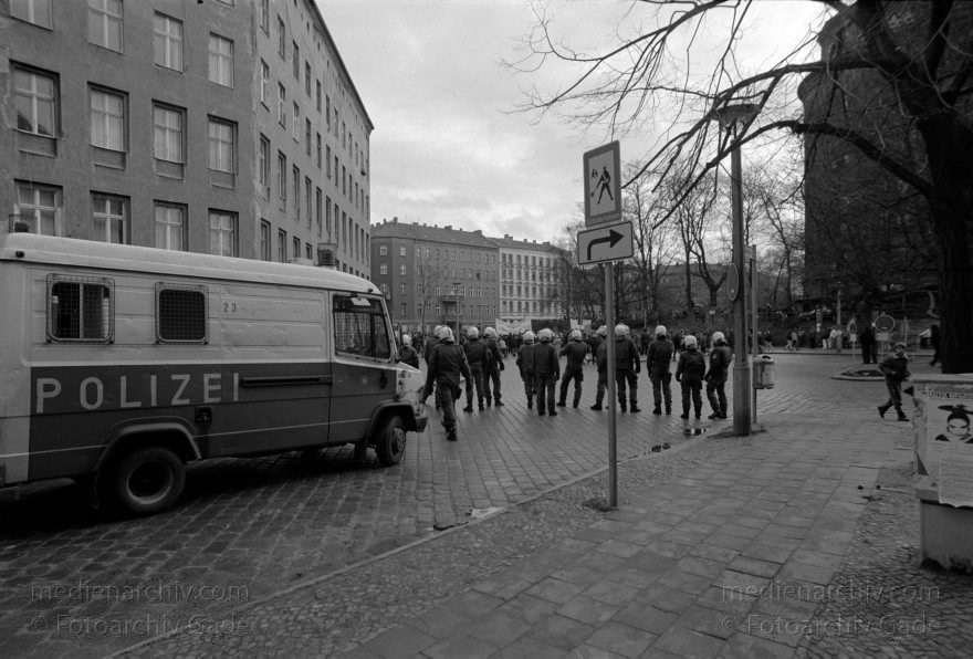 Berlin. Prenzlauer Berg. Wasserturmplatz. Demonstration
Januar 1995. Berlin. Prenzlauer Berg. Wasserturmplatz. Demonstration
Schlüsselwörter: Berlin;Demonstration;Deutschland;Germany;Pankow;Prenzlauer Berg;1995;Wasserturmplatz