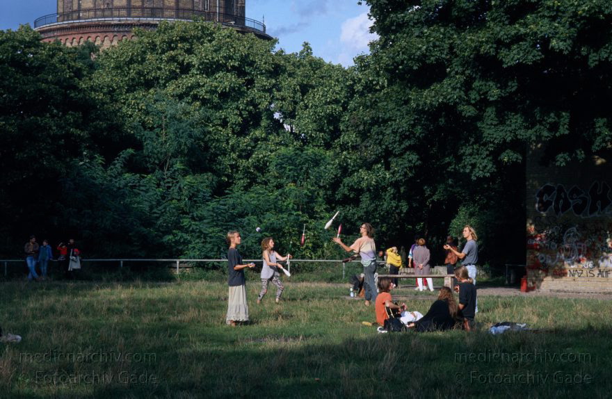 Berlin. Prenzlauer Berg. Menschen im Park zwischen Diedenhoferstraße und Kolmarerstraße Im Hintergrund: Wasserturm.
1996. Berlin. Prenzlauer Berg. Menschen im Park zwischen Diedenhofer Straße und Kolmarer Straße Im Hintergrund: Wasserturm.
Schlüsselwörter: Berlin;Deutschland;Germany;Pankow;1996;Prenzlauer Berg