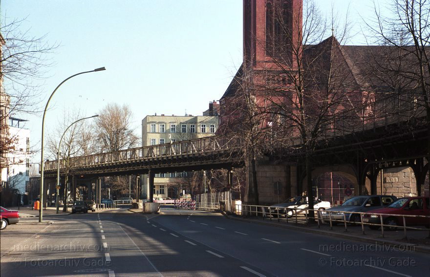 Berlin. Schöneberg. Bülowstraße Lutherkirche. U-Bahn. Hochbahn
15. 3. 2003. Berlin. Schöneberg. Bülowstraße Lutherkirche.  U-Bahn. Hochbahn
Schlüsselwörter: 2003;Berlin;Bülowstraße;Deutschland;Germany;Kirche;Lutherkirche;Schöneberg;U-Bahn